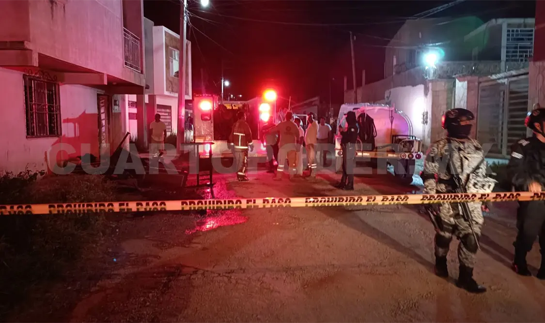 Veladora causa incendio en vivienda, por la noche