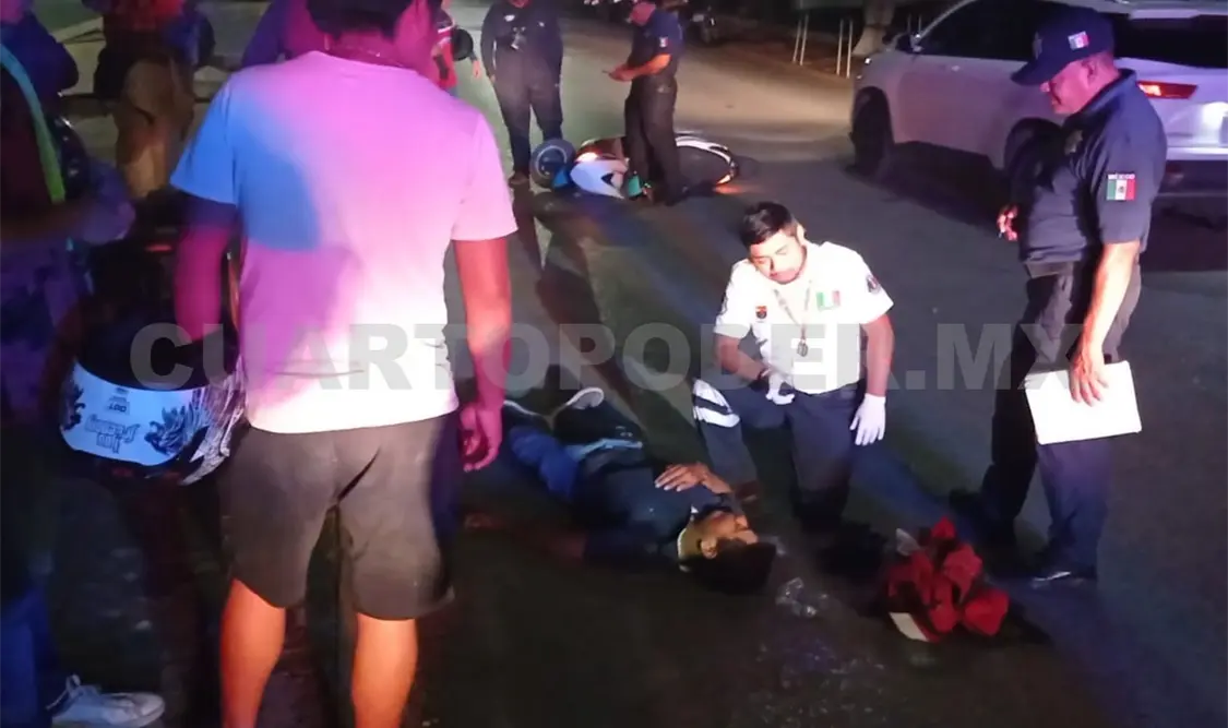 Se estrella motociclista en tope y sale proyectado