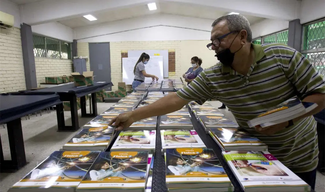El ministro señaló que con la suspensión de la distribución de los libros de texto no se causa un daño mayor a la sociedad. Cortesía