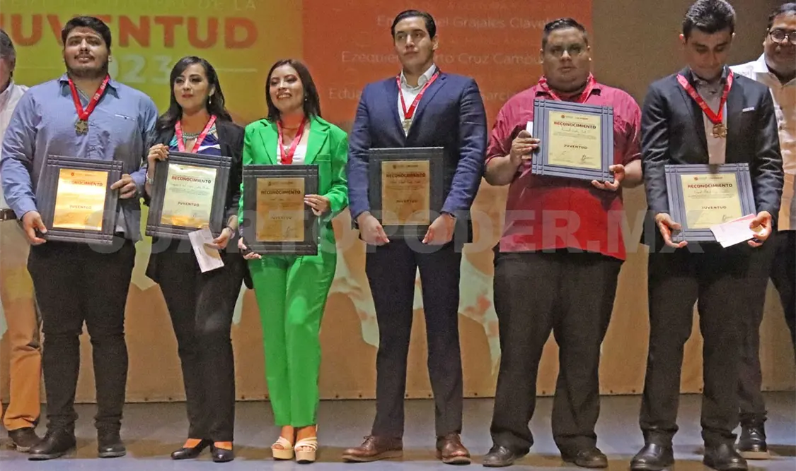 Entregan premio municipal a lo mejor de la juventud
