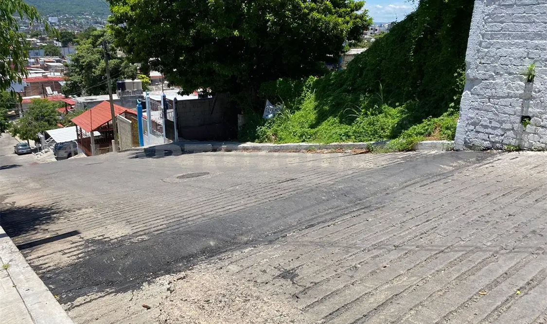 Vecinos instalan topes para prevenir accidentes