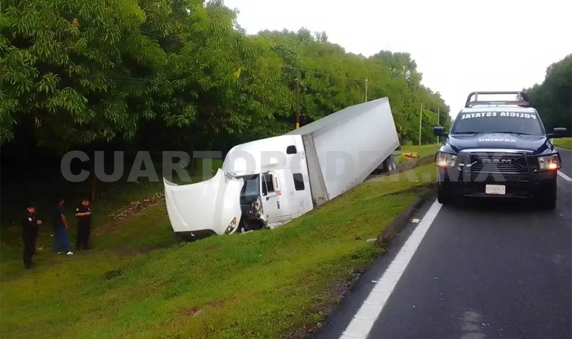Tráiler acaba en vado al salirse de la carretera