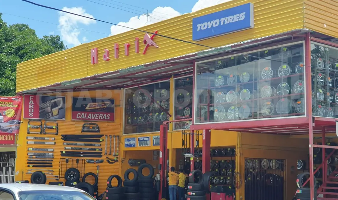 Brincan malla de seguridad y roban en la tienda Matrix