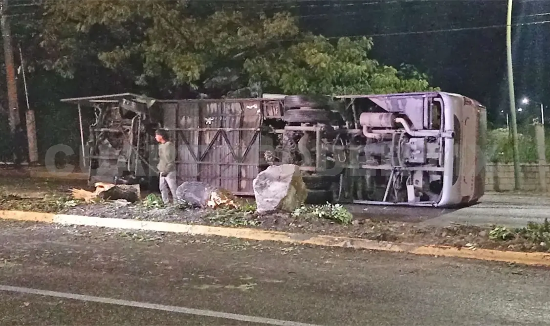 Autobús se accidenta en un distribuidor vial