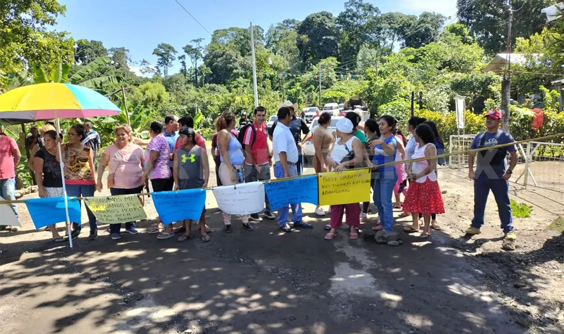 Habitantes exigen concluir carretera