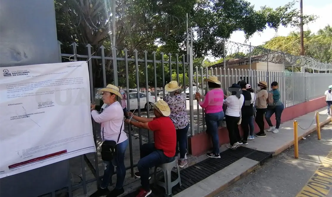 Miembros del Sidicobach se encadenan en la SE