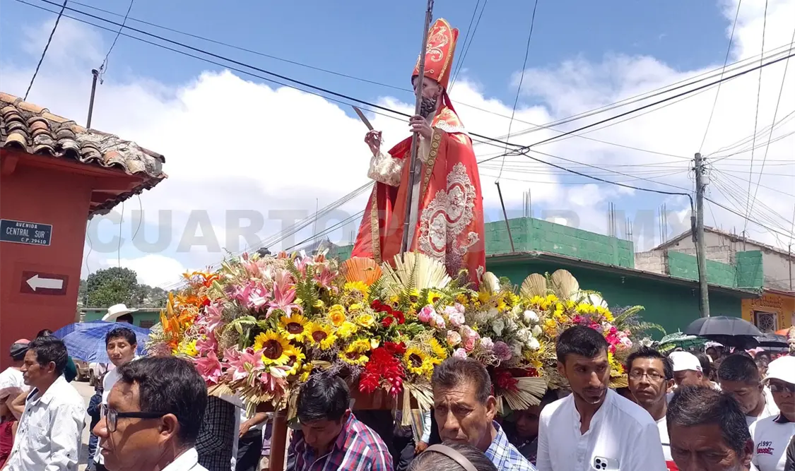 Católicos realizan procesión por las
calles de la ciudad