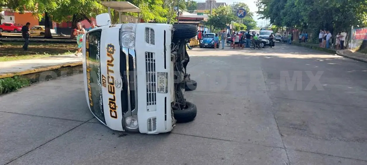 Volcadura de colectivo deja mujeres lesionadas