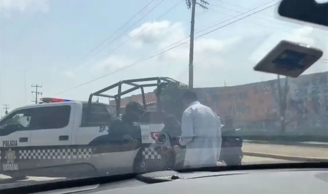 Policía de Veracruz detiene a Velasco y encañona a su equipo de campaña