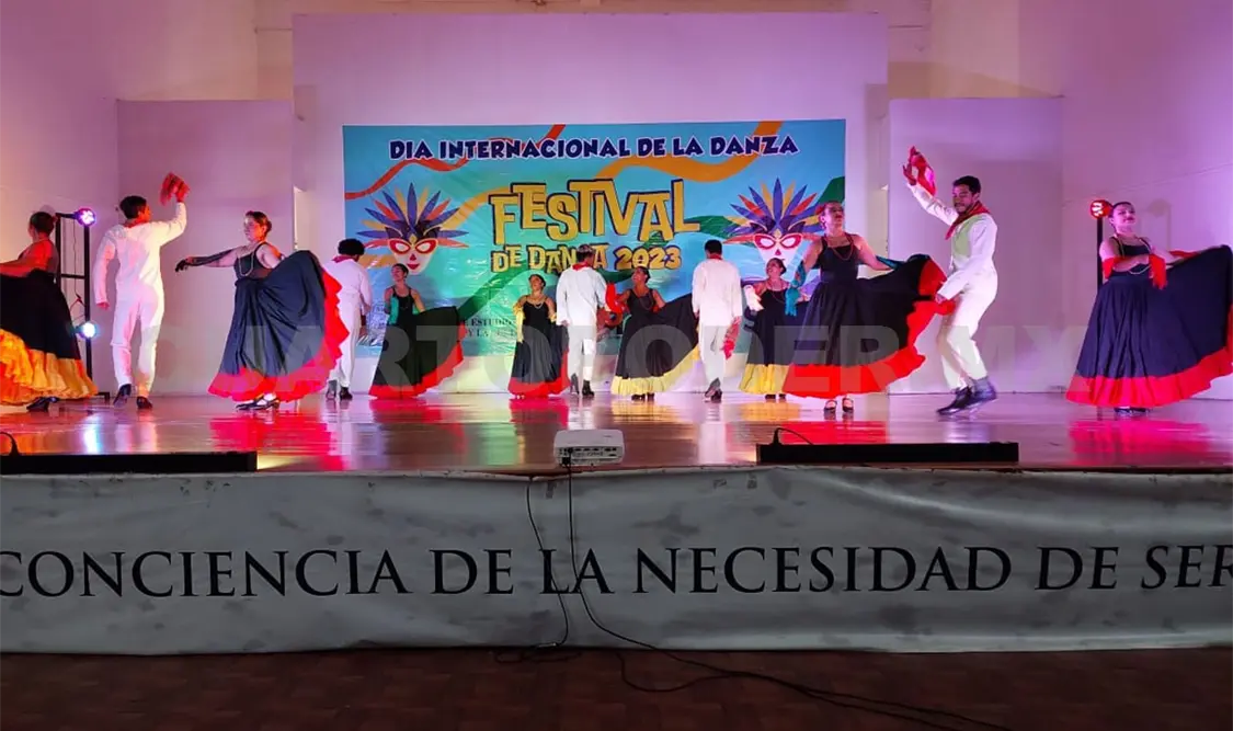 Realizan alumnos de Danza “Comparsa 2023”