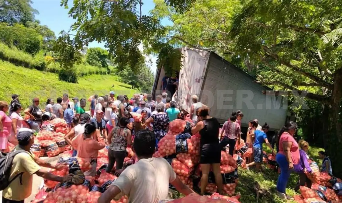 En percance de tráiler se registra masiva rapiña