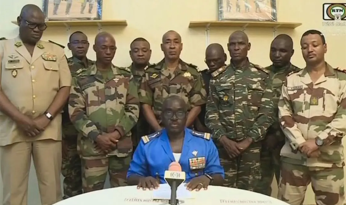 Delegación de países africanos se reúne con el líder golpista