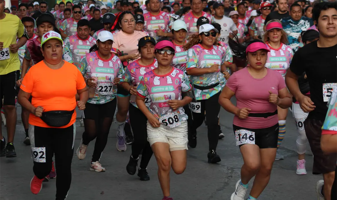 Casi todos los corredores portaron la playera oficial de este evento que superó las expectativas. Carlos López/CP