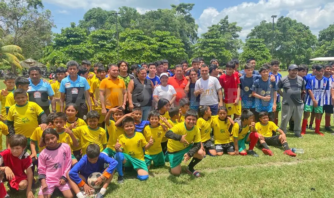 Rueda el balón en la Copa Bayern en Suchiate