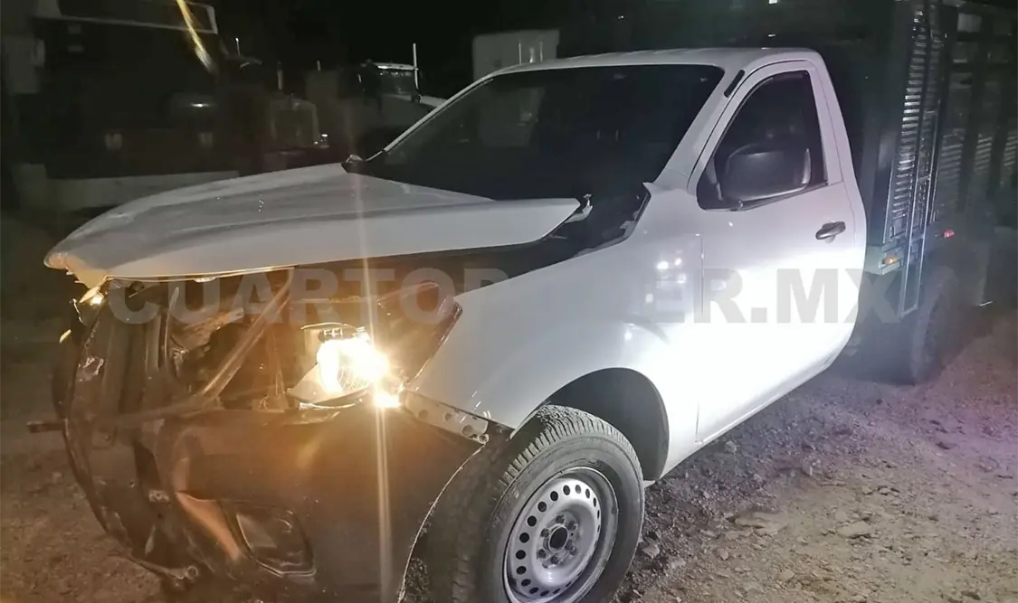 Camioneta Nissan se lleva de “corbata” a un motociclista