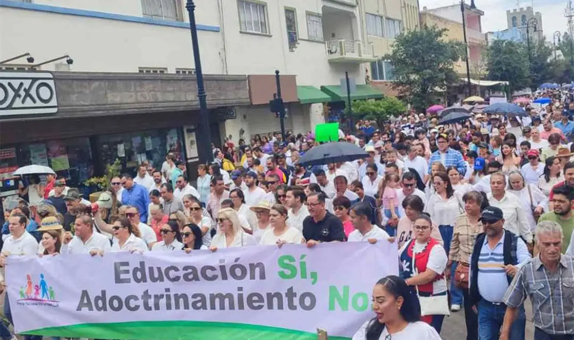Padres de familia protestan por libros de texto gratuitos