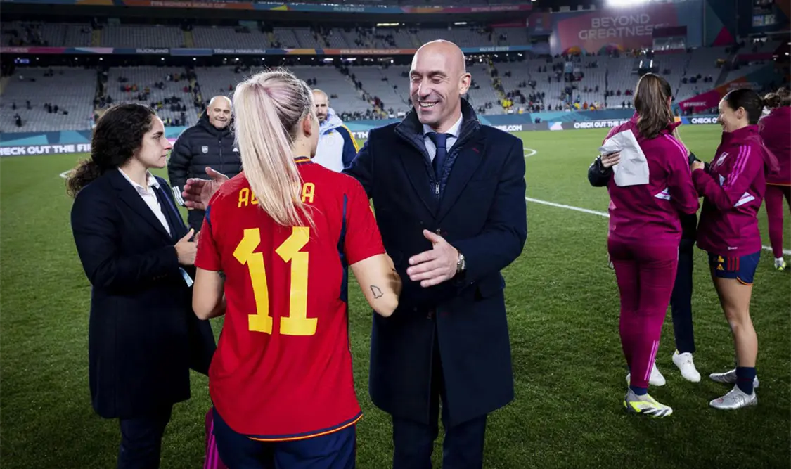 Luis Rubiales festeja con beso título femenil