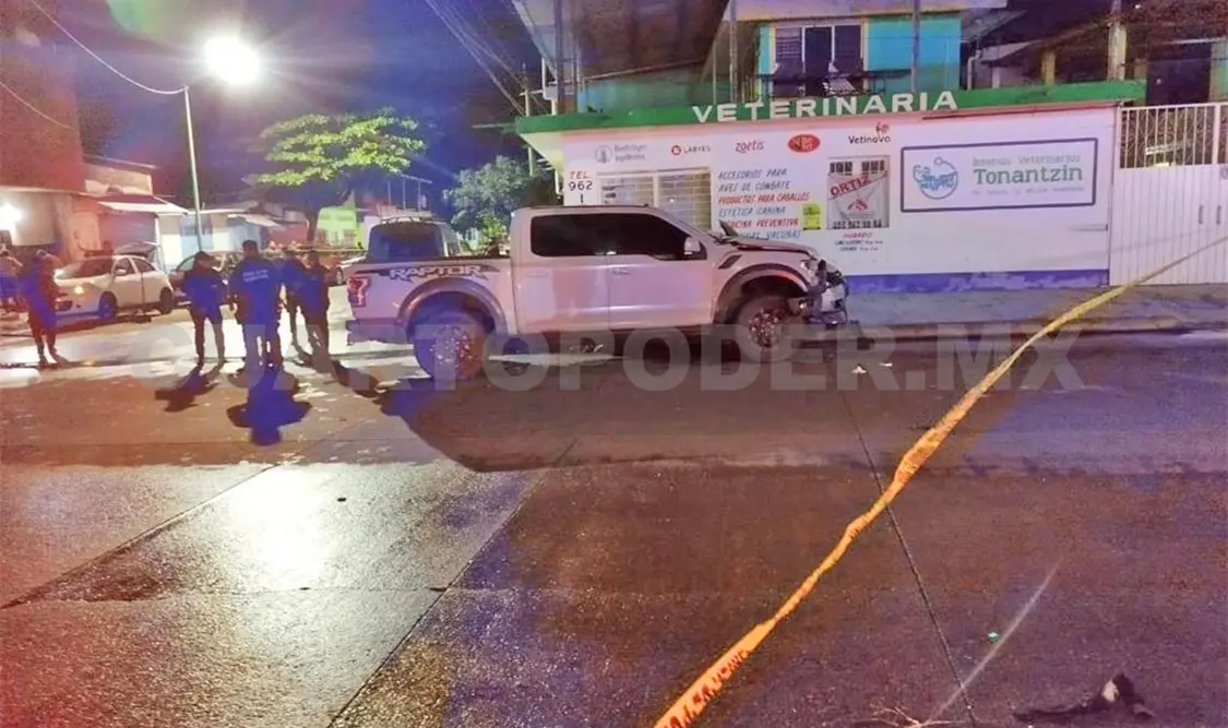 Choca contra automóvil y encuentran armas