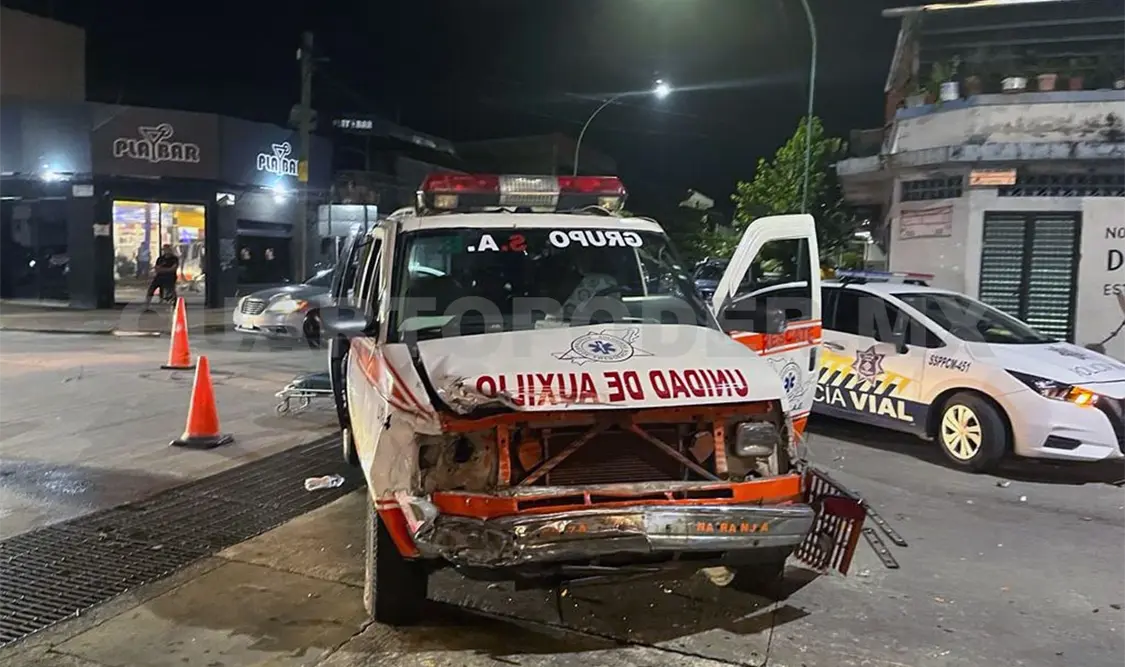 Colisiona ambulancia y una paramédico resulta herida