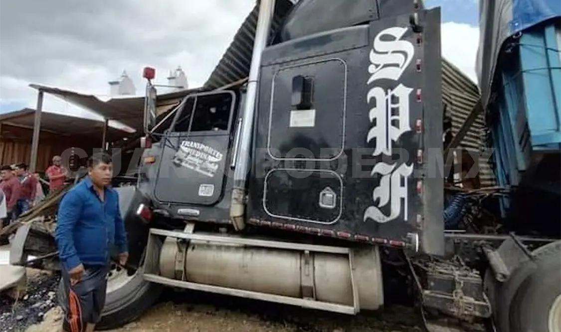 Un muerto y cuatro lesionados en falla de frenos de tráiler