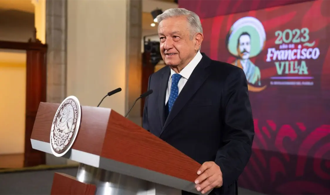 Califica AMLO la quema de libros como politiquería