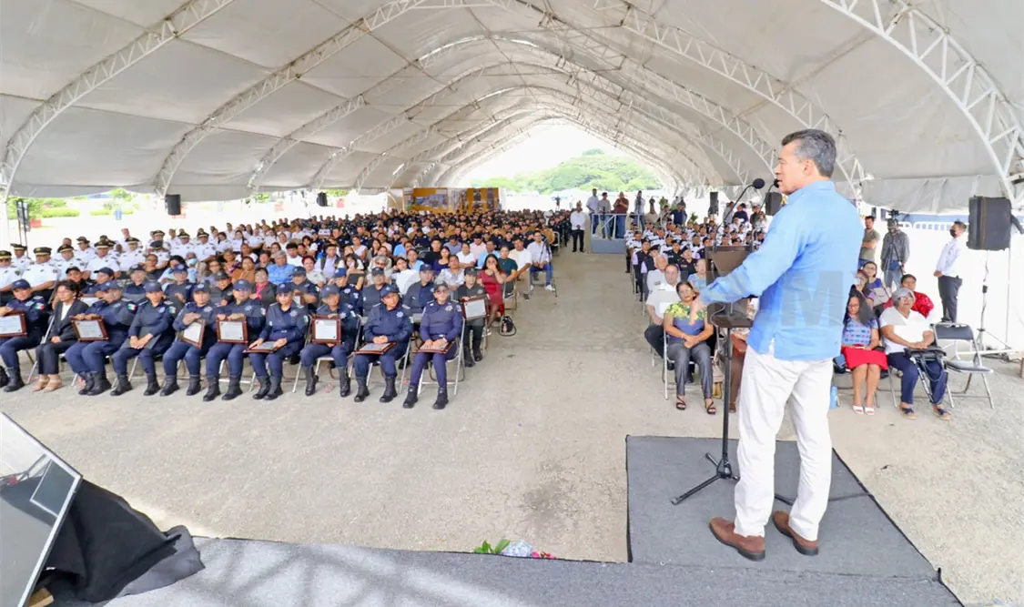 Entrega Ejecutivo distinciones a mujeres policías