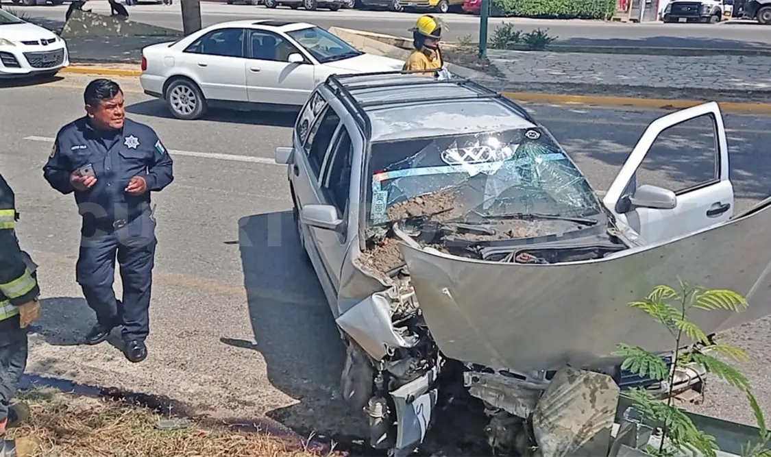 Auto se estrella contra la barra de contención