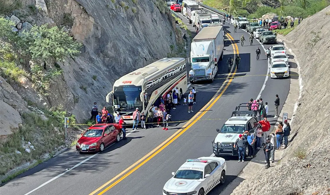Sube a 16 muertos por accidente carretero