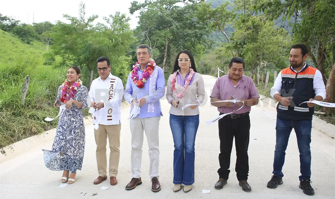 Inaugura pavimentación de la entrada a Las Maravillas