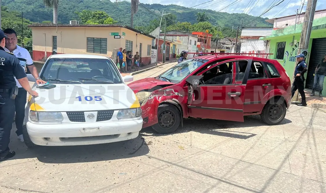 Choca contra taxi al pasarse la preferencia