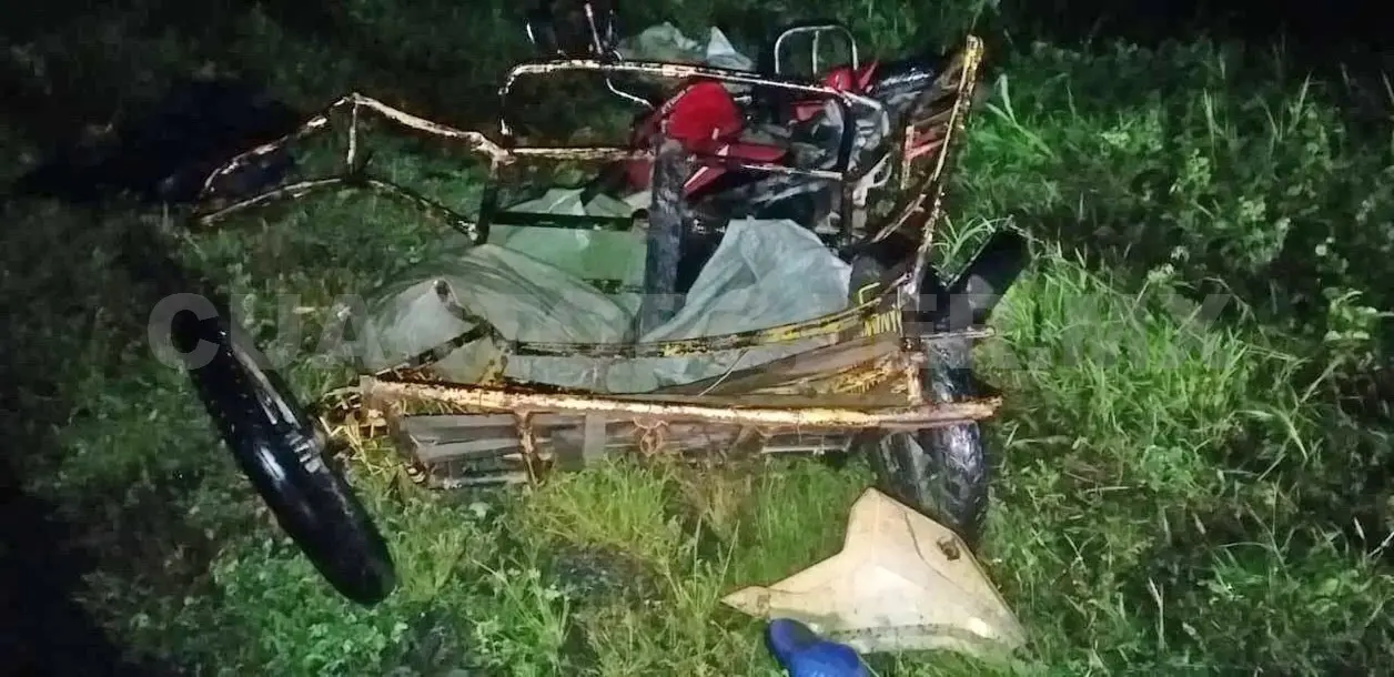 Iba a exceso de velocidad; se accidenta en mototriciclo