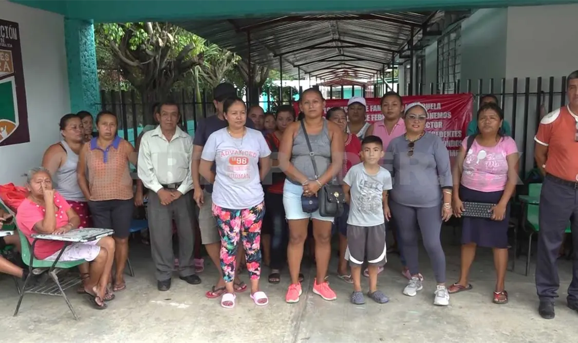 Protestan padres de familia por nombramiento de director de secundaria