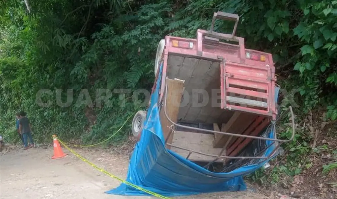Vuelca camioneta; un deceso y 15 heridos