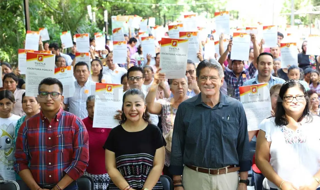 Carlos Morales entrega 200 escrituras a familias