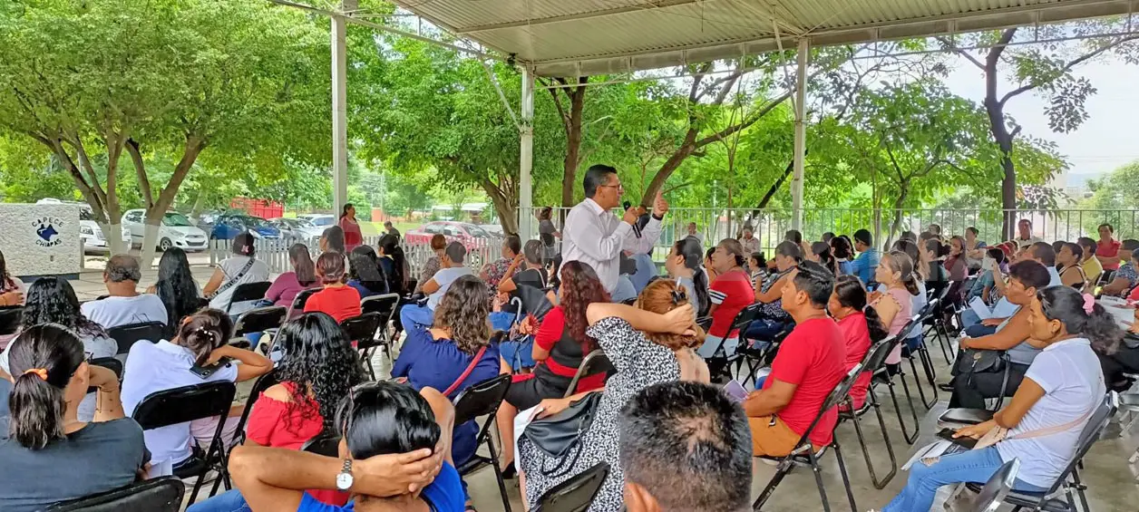 Padres de familia participan en conferencia
