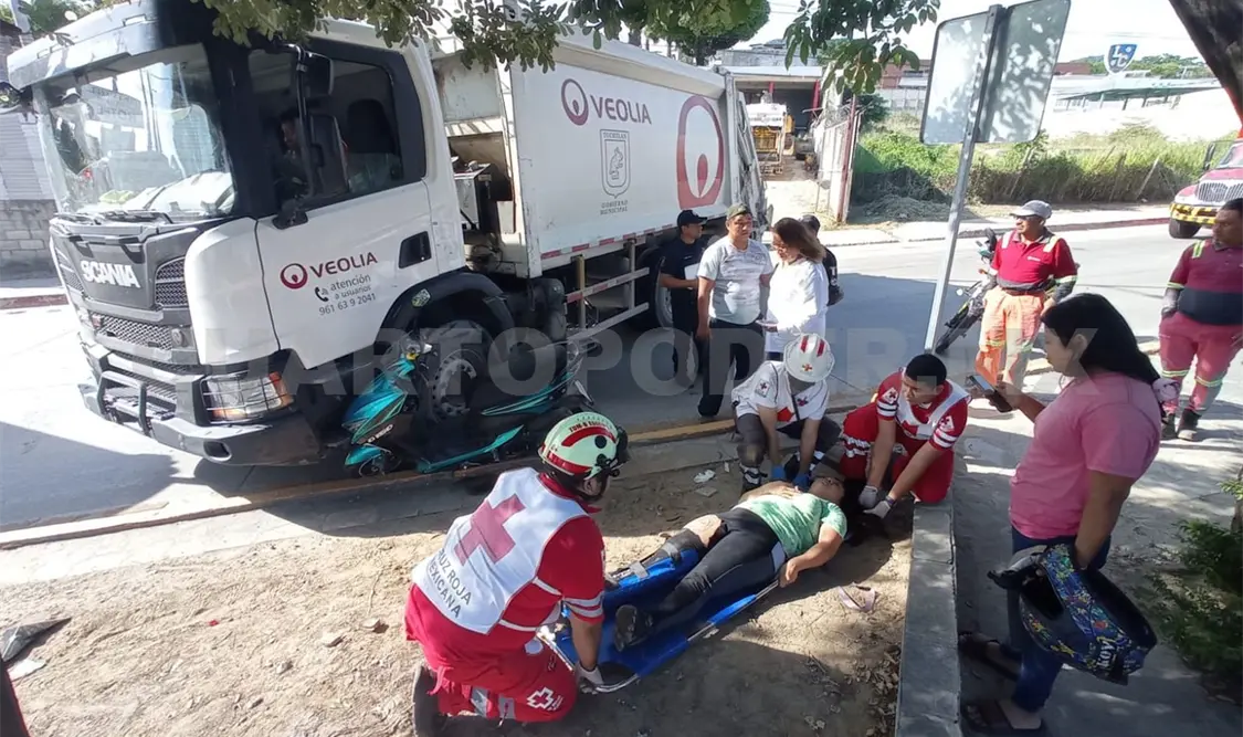 Se estrellan contra camión de basura