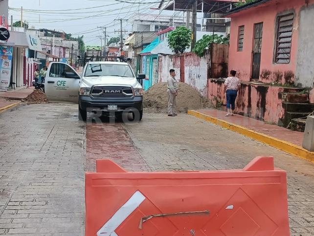 Retienen a personal de la CFE por falta de electricidad