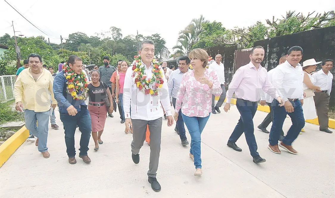 Inaugura Escandón pavimentación de calle