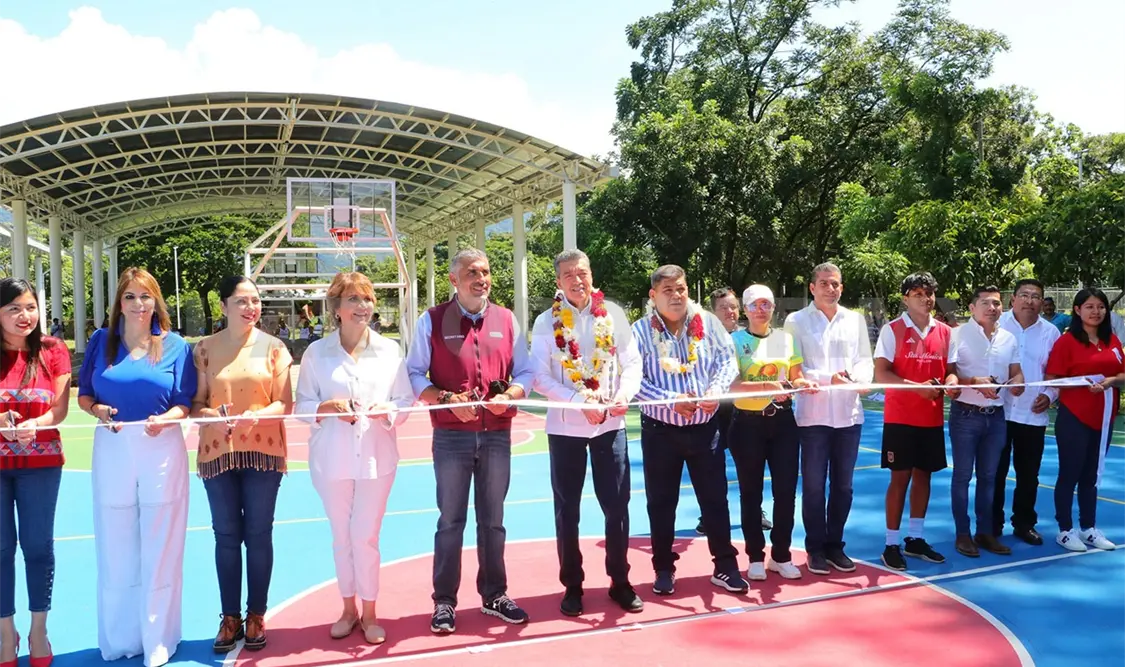 Inaugura Rutilio Unidad Deportiva y entrega escrituras