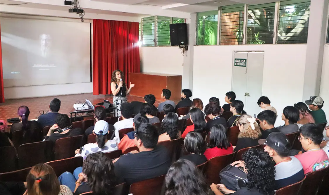 Adela Marín brinda charla sobre arte