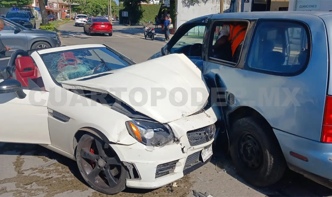 Auto deportivo choca contra una camioneta