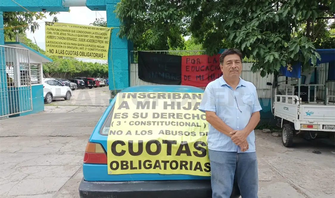 Padre de familia exige inscripción de su hija