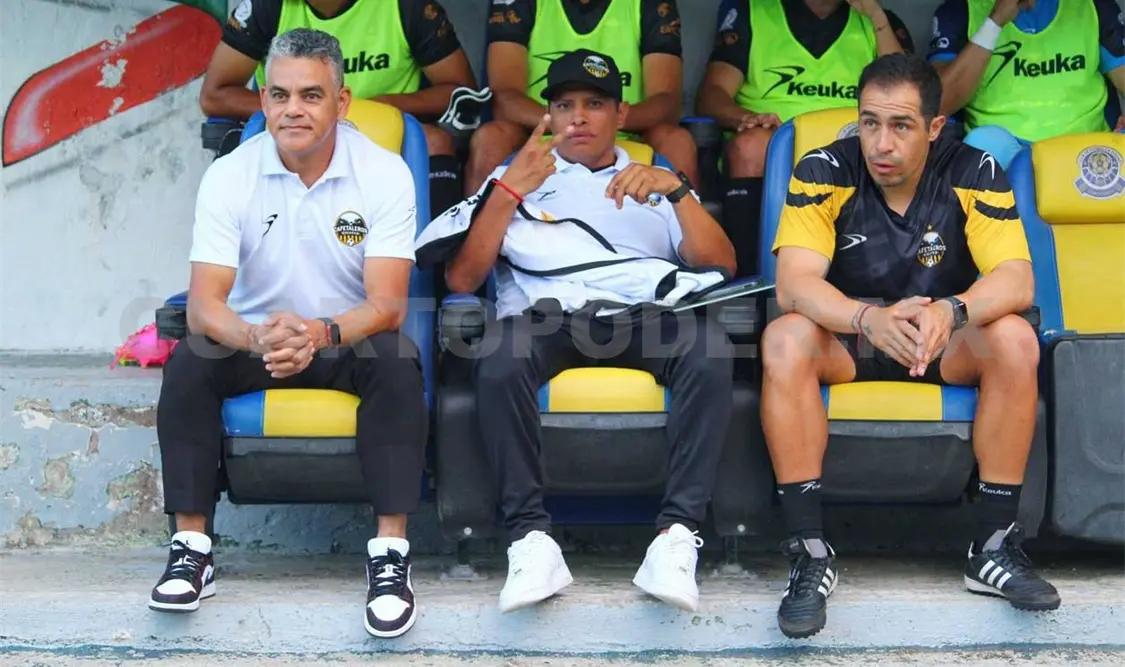 Altamirano carga contra el arbitraje