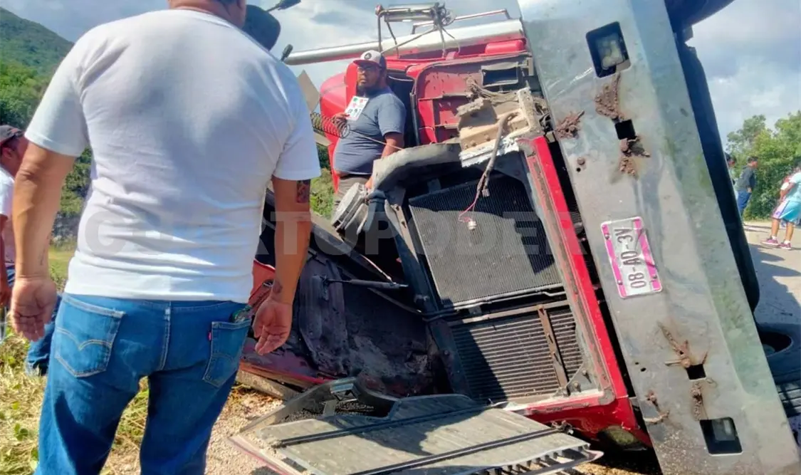 Vuelca unidad de carga; transportaba 40 t de ropa
