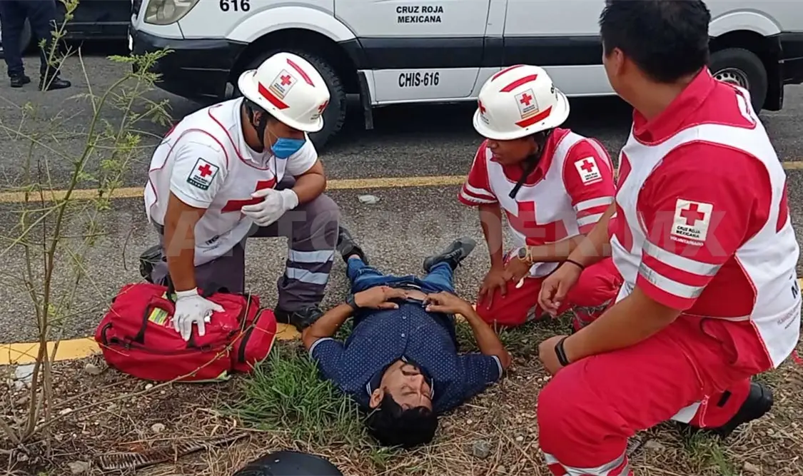 Se le atraviesa un perro y termina derrapando