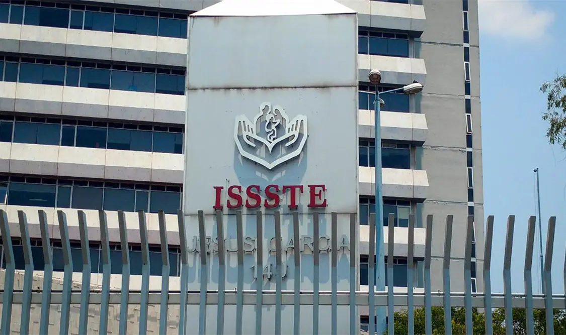Anuncia López Obrador rescate del ISSSTE