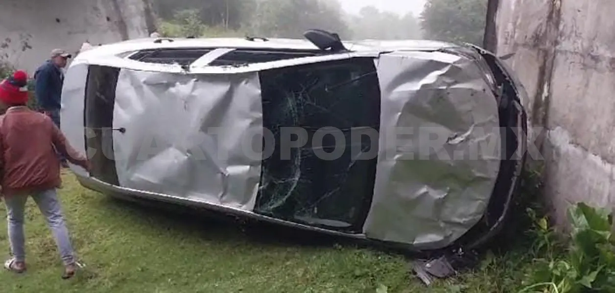 Tres jóvenes lesionados al volcar un vehículo