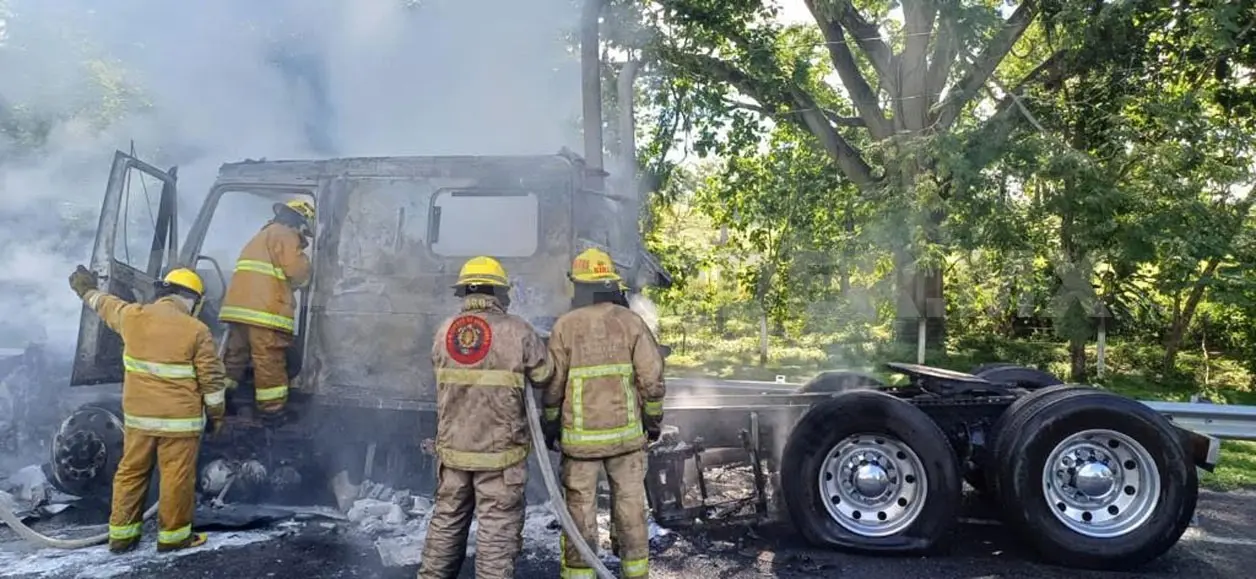 Arde tractocamión en la Costera y queda en cenizas