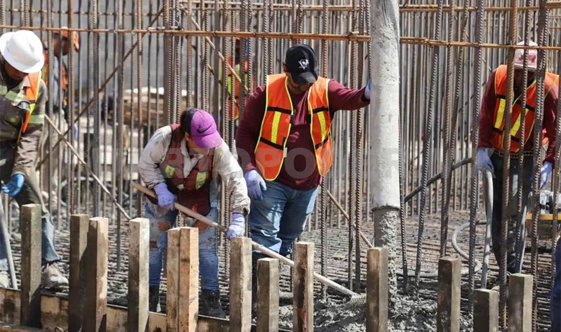 Continúa colado de zapatas y pilotes en el paso a desnivel