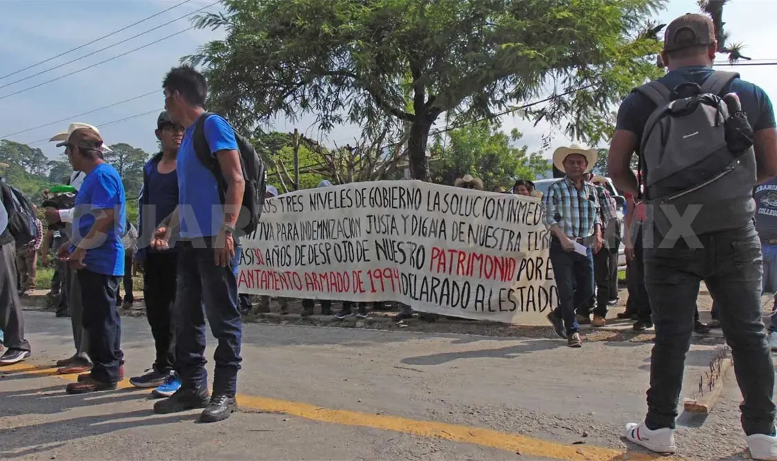 Desplazados del 94 bloquean carretera